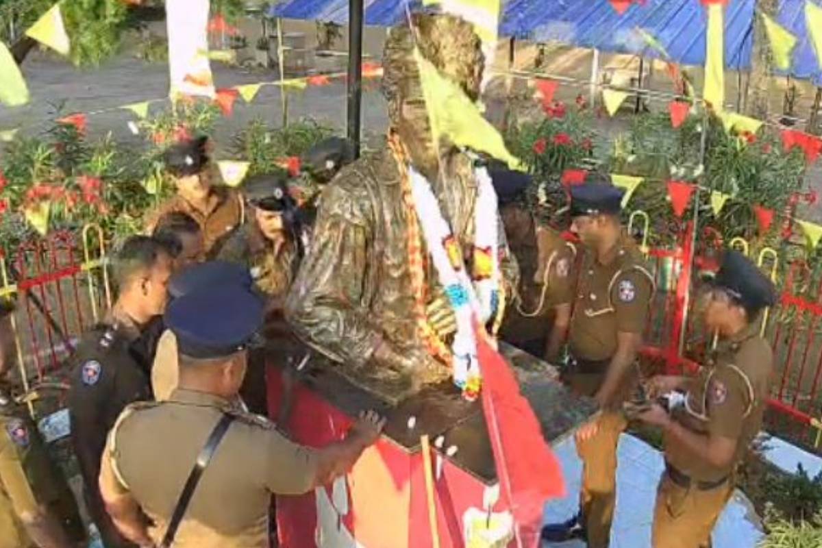 நல்லூரில் அமைக்கப்பட்ட திலீபனின் உருவச்சிலை அகற்றம் ; பொலிஸார் கூறும் காரணம் | Removal Of Thileepan Statue Reason Cited By Police நல்லூரில் அமைக்கப்பட்ட திலீபனின் உருவச்சிலை அகற்றம் ; பொலிஸார் கூறும் காரணம் | Removal Of Thileepan Statue Reason Cited By Police