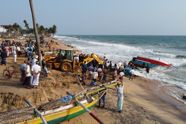 சாய்ந்தமருது கடற்பரப்பில் உடைந்த படகு மீட்பு | Wrecked Boat Salvaged At Saindamarudu Beach