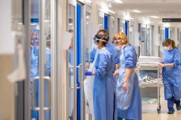 பிரித்தானியாவில் கடந்த 24 மணி நேரத்தில் 27,334 பேருக்கு கொரோனா உறுதி!