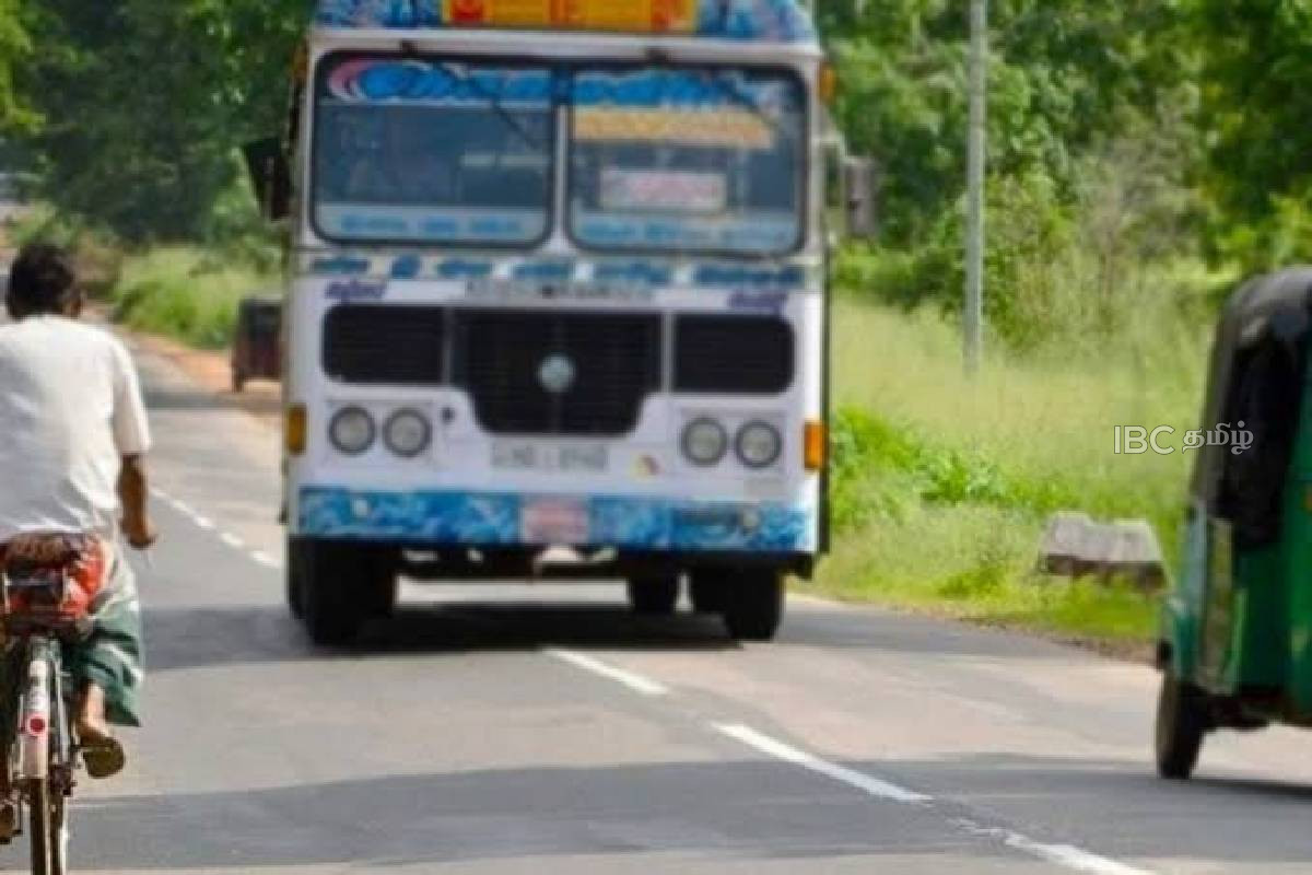 யாழில் சிறுவனுக்கு அதிக கட்டணம் அறவீடு : தனியார் பேருந்து நடத்துனருக்கு ஒரு வார பணித்தடை..! | Private Bus Operator Charged A Child A High Fare