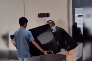 பணத்தை திருப்பி கொடுங்கள்; விரக்தியில் பெற்றோர்கள் செய்த காரியம் - பைஜூஸ்க்கு தொடரும் நெறுக்கடி!