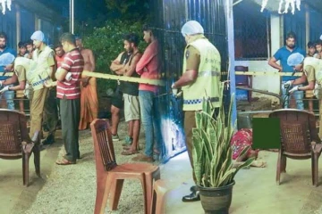 தம்பதிக்கு இடையே மோதல் - தலையிட்டவரால் அடித்து கொலை செய்யப்பட்ட கணவர் - மனைவி படுகாயம்