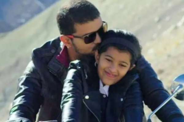 வெளிநாட்டு தோழிகளுடன் விஜய்யின் மகள் எடுத்துக்கொண்ட மிரர் செல்பி.. புகைப்படத்தை பாருங்க