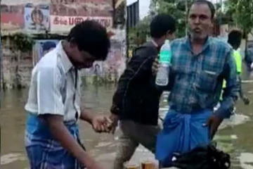 இது இப்போ தேவையா...? ஆட்டிப்படைக்கும் வெள்ளத்தில் ஓரமாக அமர்ந்து மதுப்பிரியர்கள் செய்த மோசமான காரியம்!
