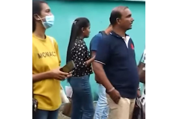 ஜப்பானில் தொழில்! கொழும்பில் பெரும் மோசடி செய்த பெண்ணின் வீட்டை சுற்றி குவிந்த கூட்டம் | Japan Vacancy ஜப்பானில் தொழில்! கொழும்பில் பெரும் மோசடி செய்த பெண்ணின் வீட்டை சுற்றி குவிந்த கூட்டம் | Japan Vacancy