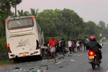 கொழும்பு சென்ற பேருந்து கோர விபத்து - ஒருவர் பலி - சிலர் ஆபத்தான நிலையில்