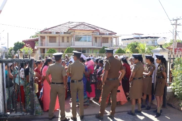 அஸ்வெசும கொடுப்பனவில் சிக்கல் - முல்லையில் குவிந்த மக்கள் ; பலப்படுத்தப்பட்ட பாதுகாப்பு