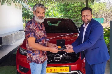 விலையுயர்ந்த சொகுசு கார் வாங்கிய இயக்குனர் ராஜமௌலி.. விலை எவ்வளவு தெரியுமா?