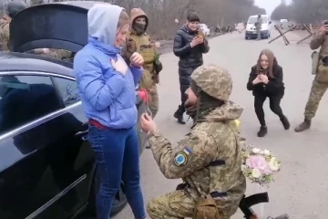 உக்ரைன் எல்லையில் காதலிக்கு Love Propose பண்ண ராணுவ வீரர் - வைரலாகும் வீடியோ