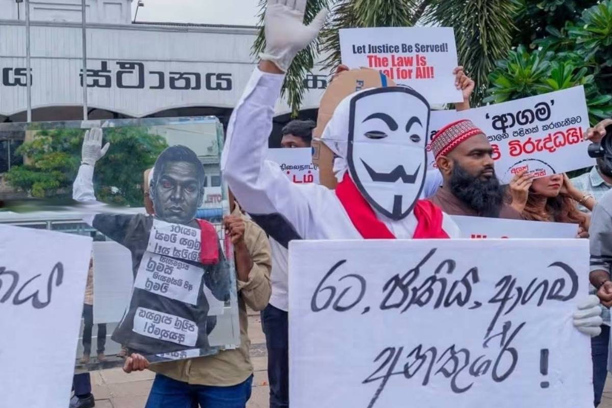 “வெள்ளை உடை… கறுப்பு நோக்கம்!” ; கொழும்பில் இளைஞர்களின் நூதனப் போராட்டம் | White Attire Dark Intent Nov Protest Youth Colombo “வெள்ளை உடை… கறுப்பு நோக்கம்!” ; கொழும்பில் இளைஞர்களின் நூதனப் போராட்டம் | White Attire Dark Intent Nov Protest Youth Colombo