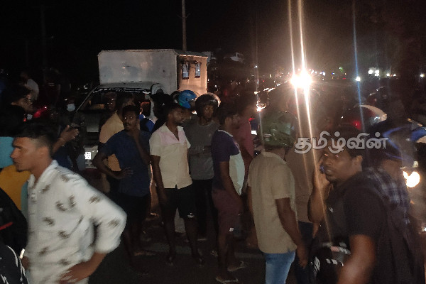 கிளிநொச்சியில் எரிபொருள் நிலையத்திற்கு முன்பாக மக்கள் போராட்டம் (Photos) | Disappointment Left For People Waiting To Get Fuel