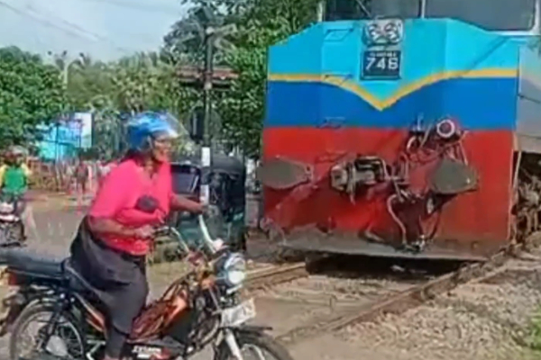 யாழில் இருந்து சென்ற தொடருந்துடன் மோதுண்ட வாகனம்! நூலிழையில் உயிர் தப்பிய பெண் | Jaffna To Colombo Train Hits Women