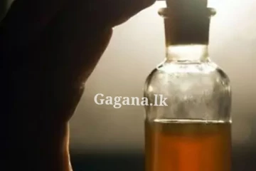 බිරිඳත් එක්ක තරහට පොලිසියක් ලඟ දී සැමියෙක් වස බීලා.