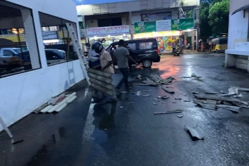 வவுனியாவில் வீசிய பலத்த காற்று: தூக்கி வீசப்பட்ட பேருந்து நிலைய கூரைகள்