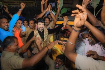 ஆட்டோ டிரைவர்களுடன் அமர்க்களமாக ஆயுத பூஜை கொண்டாடிய லெஜெண்ட் சரவணன்