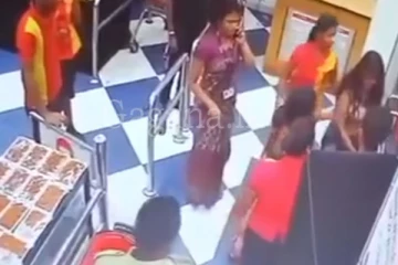 සුපිරි වෙළෙඳහලකදි තරුණියකට වටකර පහරදීමේ සිද්ධියට පොලිසියටත් චෝදනා. (PHOTOS)