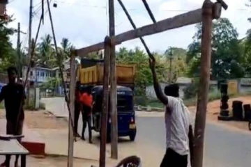 வவுனியா பகுதியில் அனுமதியின்றி அமைக்கப்பட்ட கொட்டகை: நகரசபை அதிரடி