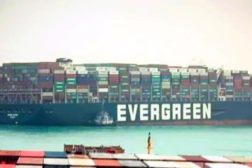 சூயஸ் கால்வாயில் தரை தட்டிய கப்பல் மீண்டும் மிதக்கத் தொடங்கியது