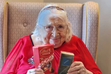 விசித்திர ஆண்களுடன் பேசமாட்டேன்., 100 வயதான பிரித்தானிய பெண்ணின் நீண்ட ஆயுளுக்கான ரகசியம்!