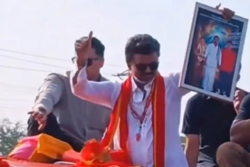 சங்கீதாவுடன் இருக்கும் போட்டோ!! ஏக்கத்துடன் தொண்டர்கள் முன் விஜய் கொடுத்த ரியாக்ஷன்...