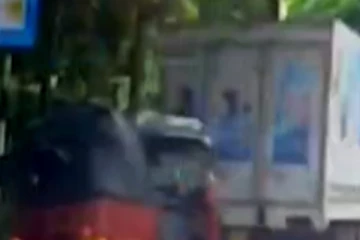 බිළිදෙකු ඇතුළු තිදෙනෙකුට මරු කැදවූ මාරක රිය අනතුර...අනතුර සීසීටීවී කැමරාවේ(VIDEO)