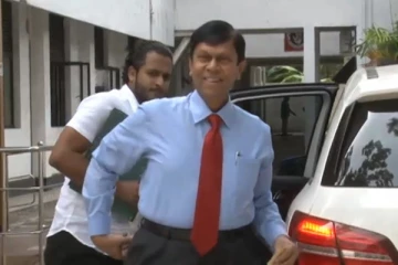 நாட்டை விட்டு வெளியேற முடியாமல் மகிந்தவின் நெருங்கிய சகாவிற்கு தொடர்ந்து ஆப்பு