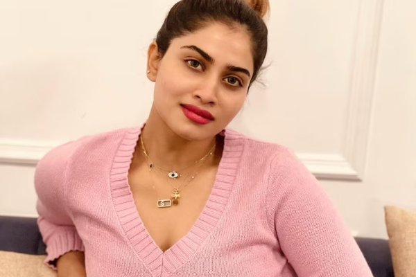 six pack காட்டி வில்லங்கமான போஸ் கொடுக்கும் 21 வயது தமிழ் நடிகை.. தீயாய் பரவும் புகைப்படம் | Shivani Narayanan Latest Hot Photoshoot