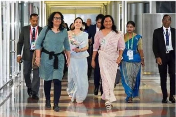 பிரதமர் ஹரினியின் வெளிநாட்டு விஜயம் தொடர்பில் எழுந்துள்ள சர்ச்சை