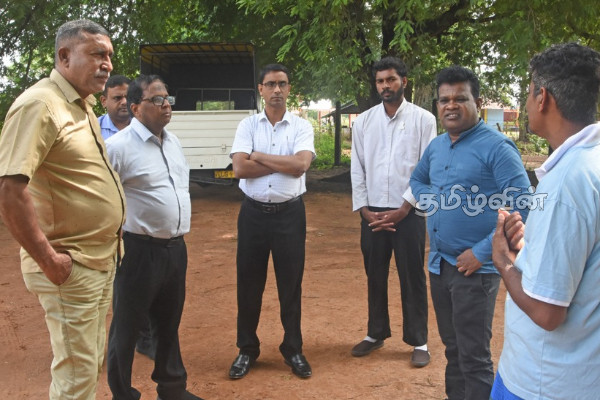 முகாம்களில் தங்கியுள்ள மக்களின் தேவை குறித்து வடக்கு ஆளுநர் நேரில் சென்று ஆராய்வு | Northern Governor Visits Staying In Camps