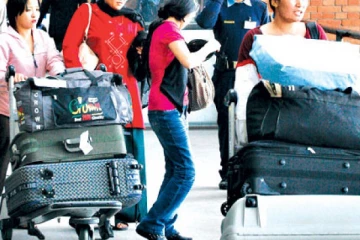 பலரிடம்  மோசடி; சிக்கிய பெண்கள்!