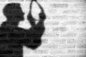 පෙම්වතියගේ මිය යාම දරාගත නොහැකිව පෙම්වතා ගෙල වැළලාගෙන.