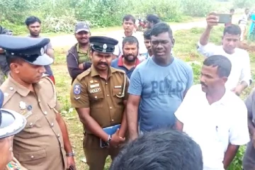 காவல்துறையின் தடைகளுக்கு மத்தியில் அம்பாறை கஞ்சிக்குடியாறு துயிலுமில்லத்தில் துப்பரவு!