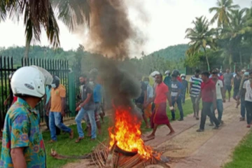 ජනාධිපති ලේකම් ගේ නිල නිවස අසල පිරිසක් සිදුකළ දේ.. (PHOTOS)