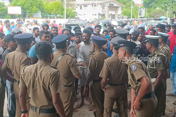 அரசாங்க அறிவுறுத்தலை மீறி மக்கள் முன்வைத்த கோரிக்கை: எரிபொருள் நிரப்பு நிலையத்தில் குழப்பம்(Photo) | Government Instruction Fuel Station