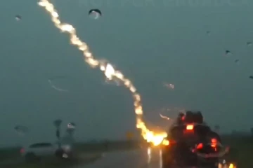 இப்படிதான் மின்னல் வருமா? காரை தாக்கிய மின்னல் - உயிர் தப்பிய குடும்பம்!