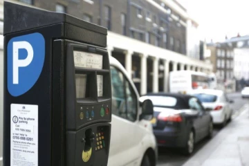 பிரிட்டனில் சில்லறைகளைத் திருடி கோடீஸ்வரராக மாறிய பார்க்கிங் ஊழியர்!