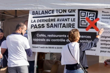 பிரான்ஸில் கட்டாய சுகாதார   திட்டத்திற்கு எதிர்ப்பு; பொதுமக்கள் மீது தாக்குதல்