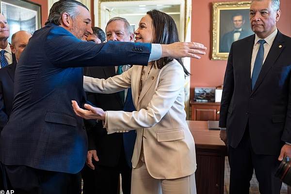 விதிகளை மீறி... நோபல் பரிசின் பதக்கத்தை ட்ரம்பிற்கு பரிசளித்த வெனிசுலாவின் மச்சாடோ | Machado Gifts Trump Nobel Prize