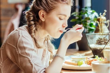 மறந்தும்கூட சாப்பிட்டவுடன் இதையெல்லாம் செய்யாதீங்க