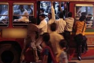 බස් නැතිව කොළඹ මගීහු අතරමං - ඉන්ධන නොමැති වුවහොත් බස් රථ ධාවනයත් නතර කරන බවට බස් සංගම් වලින් ප්රකාශයක්..