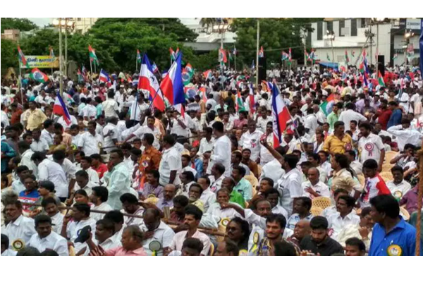 விஜய், அஜித் ரசிகர்கள் கொண்டாடி வரும் விஷயத்தை முதலில் அறிமுகம் செய்து வைத்ததே ரஜினி தான் ! | Rajini Fans Introduced This First