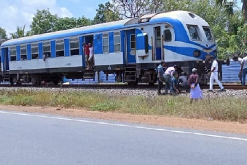 கிளிநொச்சியில் மாட்டுடன் மோதிய புகையிரதம்