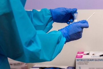 கொரோனா ரிசல்ட்டை பார்த்து வாயடைத்து போன அமெரிக்க நபர்! காரணம் என்ன தெரியுமா?