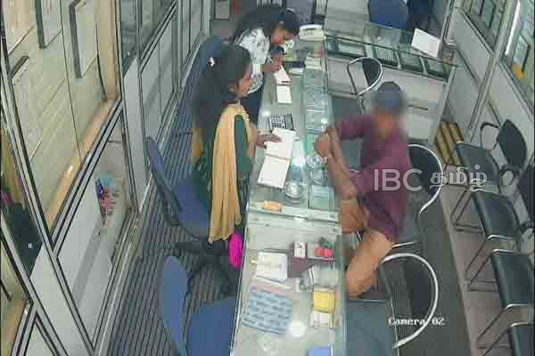 நகைக்கடையில் நெக்லஸ் திருடிக்கொண்டு ஓடியவர் பிடிபட்டார் | Man Arrested For Stealing Necklace From Jewelry நகைக்கடையில் நெக்லஸ் திருடிக்கொண்டு ஓடியவர் பிடிபட்டார் | Man Arrested For Stealing Necklace From Jewelry