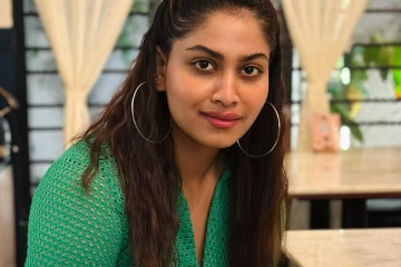 ஷிவானி நாராயணன் - ட்ரெண்டி உடையில் போட்டோஷூட்