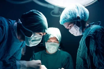 பெண்ணின் வயிற்றில் ரக்பி பந்து அளவுள்ள நீர்க்கட்டி - மருத்துவர்களுக்கு காத்திருந்த அதிர்ச்சி!