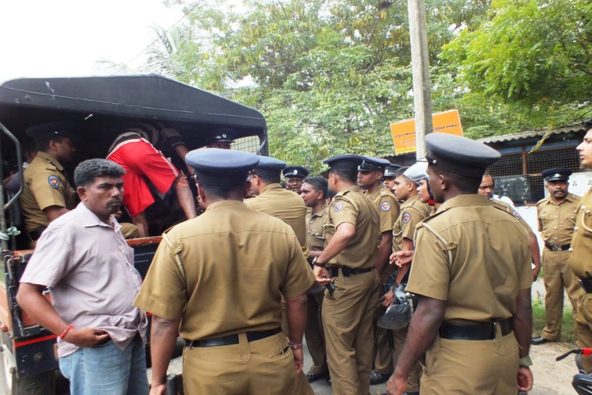 அம்பாறையில் இரு பெண்களின் சடலங்கள் மீட்பு - பல கோணங்களில் பொலிஸார் விசாரணை | Bodies Of Two Women Recovered In Ampara அம்பாறையில் இரு பெண்களின் சடலங்கள் மீட்பு - பல கோணங்களில் பொலிஸார் விசாரணை | Bodies Of Two Women Recovered In Ampara