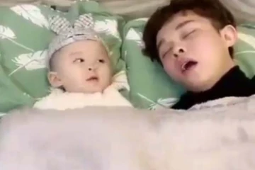 குறட்டை விட்ட அண்ணனுக்கு குழந்தை கற்பித்த பாடம்! கவலையை மறக்க வைக்கும் காட்சி