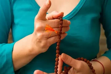 பெண்கள் ஏன் ருத்ராட்சம் அணியக்கூடாது.. தெரிஞ்சிக்கோங்க!