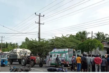 மோட்டார் சைக்கிள்கள் நேருக்கு நேர் மோதியதில் மூவர் பலத்த காயம்